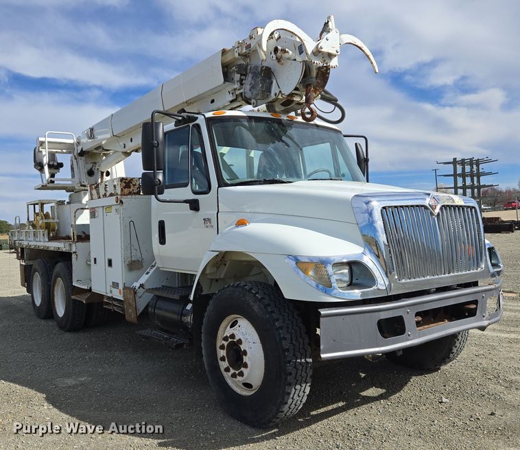 image for item DS5345 2007 International 7500 digger derrick truck