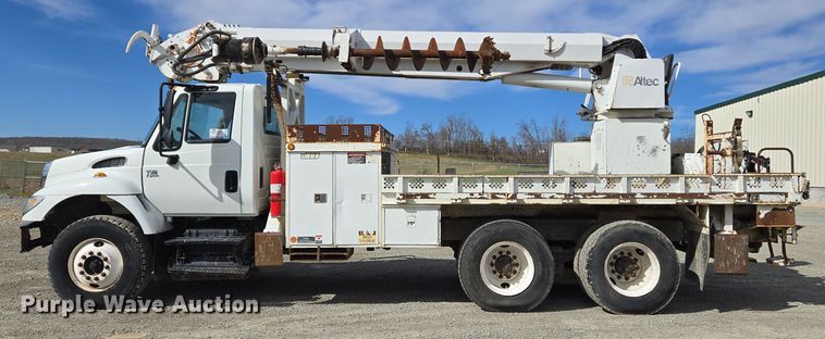 image for item DS5345 2007 International 7500 digger derrick truck