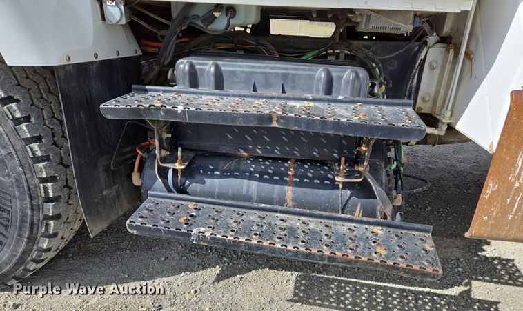 image for item DS5345 2007 International 7500 digger derrick truck