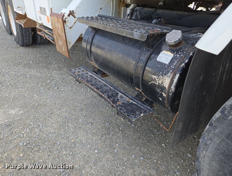 image for item DS5345 2007 International 7500 digger derrick truck