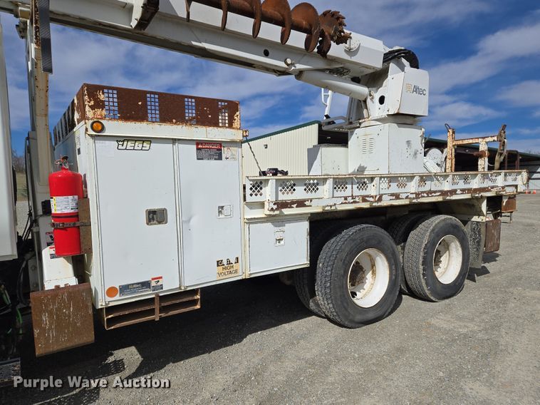 image for item DS5345 2007 International 7500 digger derrick truck