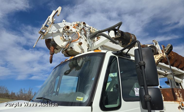 image for item DS5345 2007 International 7500 digger derrick truck