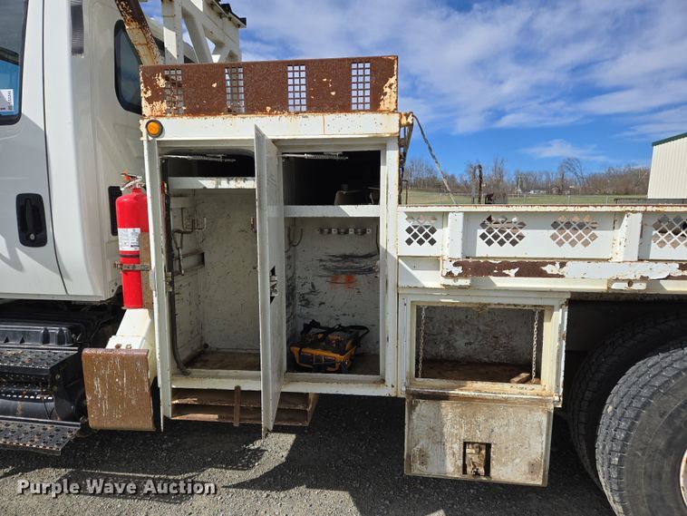 image for item DS5345 2007 International 7500 digger derrick truck