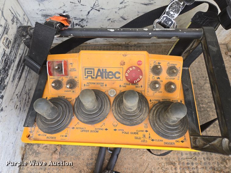 image for item DS5345 2007 International 7500 digger derrick truck