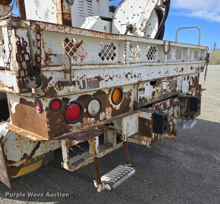 image for item DS5345 2007 International 7500 digger derrick truck