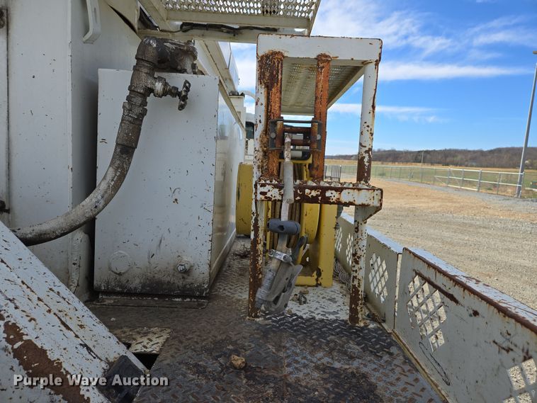 image for item DS5345 2007 International 7500 digger derrick truck