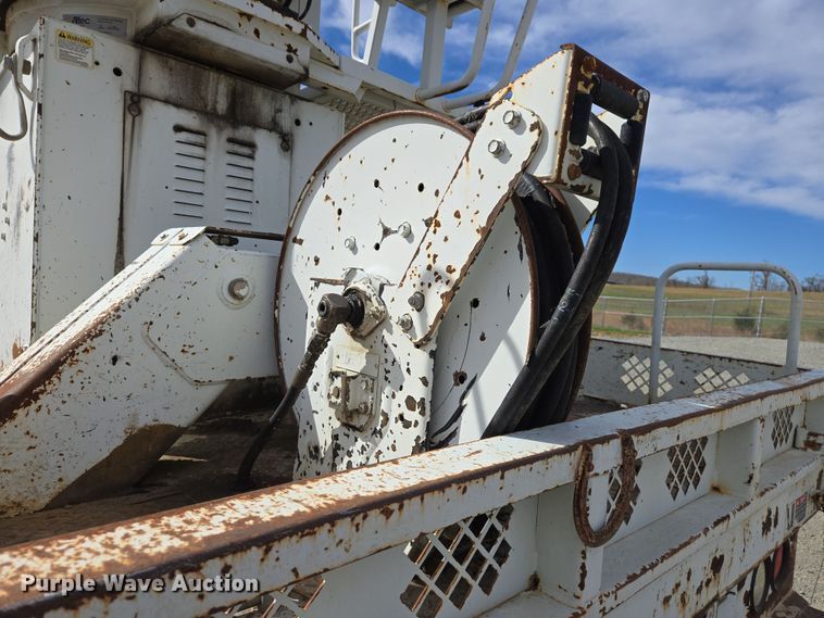 image for item DS5345 2007 International 7500 digger derrick truck