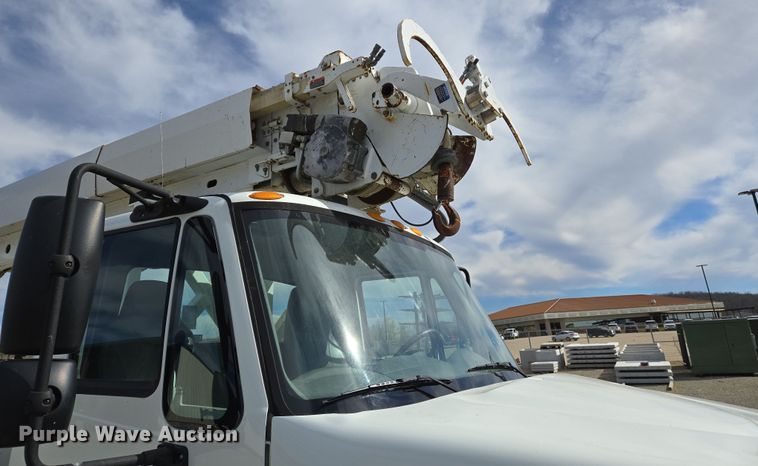 image for item DS5345 2007 International 7500 digger derrick truck