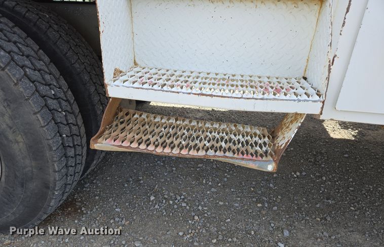 image for item DS5345 2007 International 7500 digger derrick truck