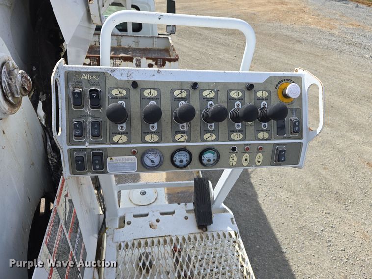 image for item DS5345 2007 International 7500 digger derrick truck