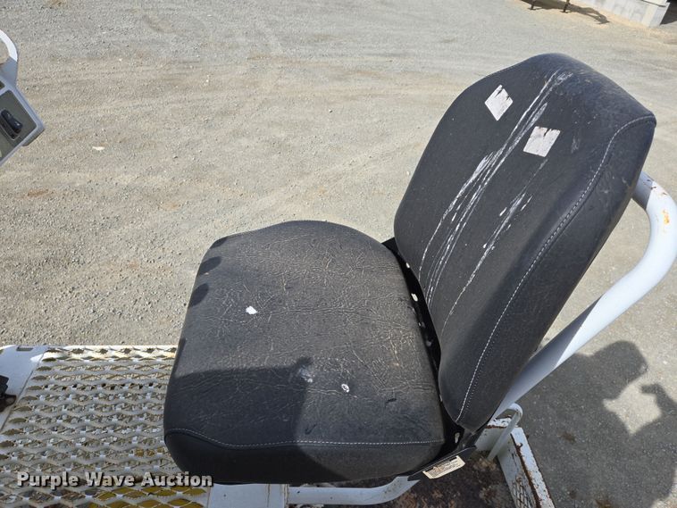 image for item DS5345 2007 International 7500 digger derrick truck