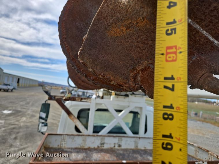 image for item DS5345 2007 International 7500 digger derrick truck