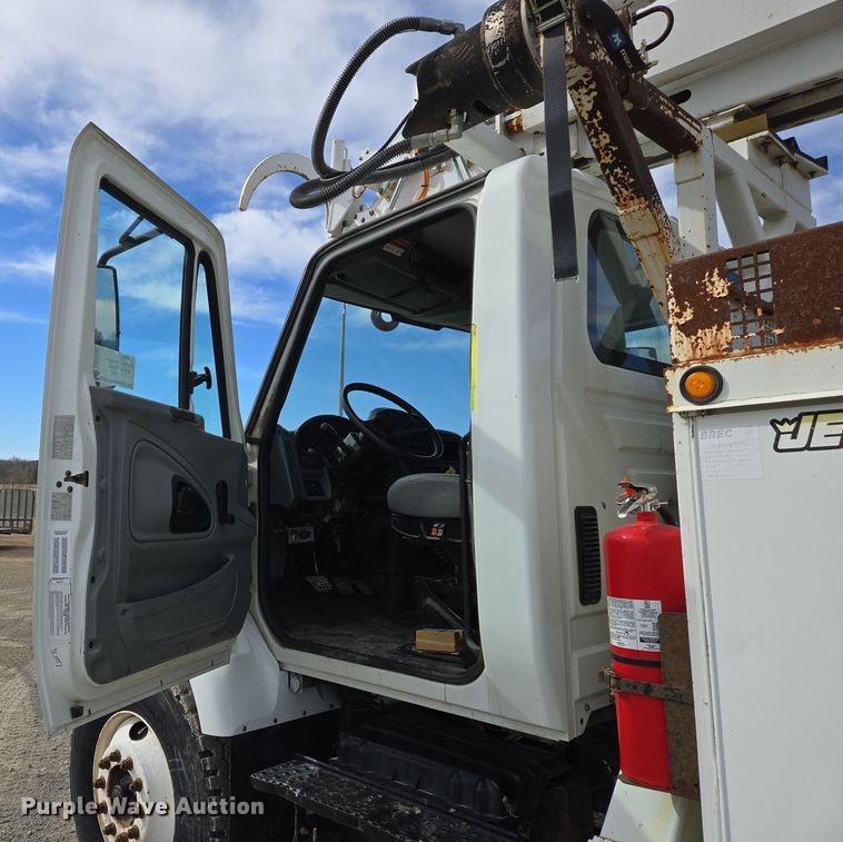 image for item DS5345 2007 International 7500 digger derrick truck