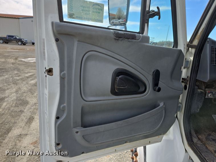 image for item DS5345 2007 International 7500 digger derrick truck