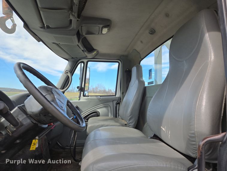 image for item DS5345 2007 International 7500 digger derrick truck