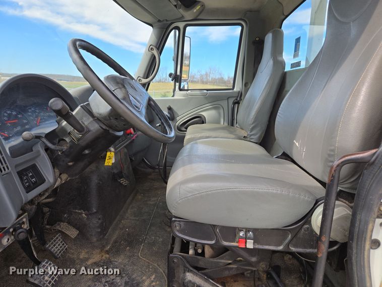 image for item DS5345 2007 International 7500 digger derrick truck