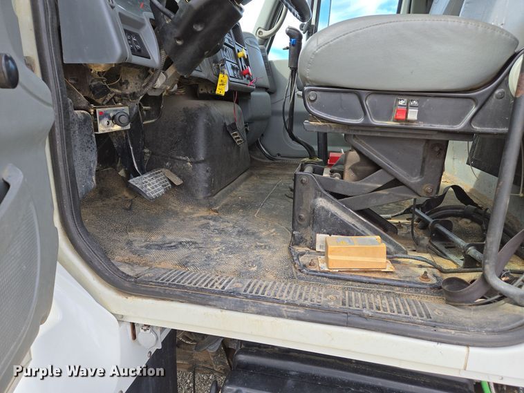 image for item DS5345 2007 International 7500 digger derrick truck