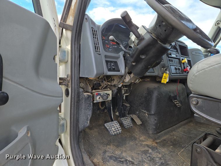 image for item DS5345 2007 International 7500 digger derrick truck