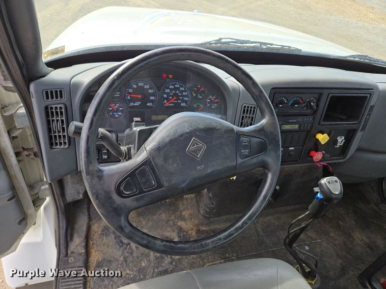 image for item DS5345 2007 International 7500 digger derrick truck