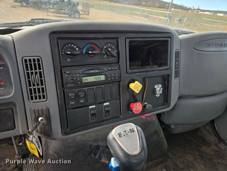 image for item DS5345 2007 International 7500 digger derrick truck