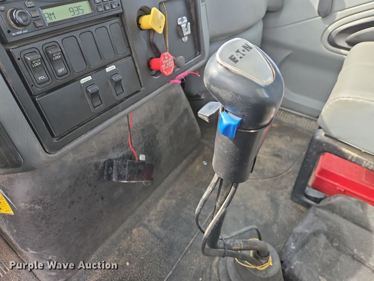 image for item DS5345 2007 International 7500 digger derrick truck