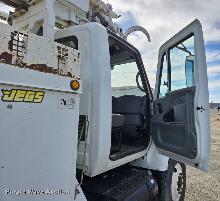 image for item DS5345 2007 International 7500 digger derrick truck