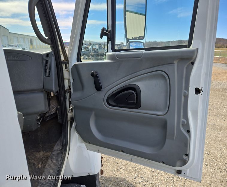 image for item DS5345 2007 International 7500 digger derrick truck