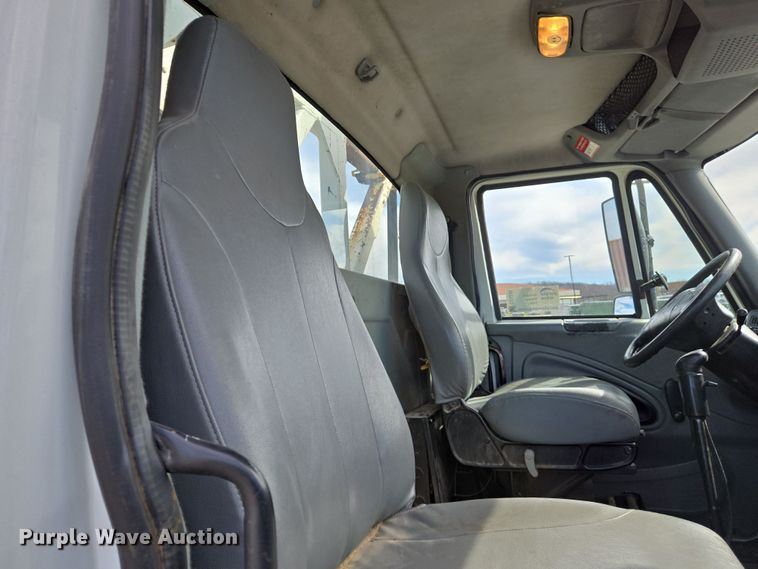 image for item DS5345 2007 International 7500 digger derrick truck