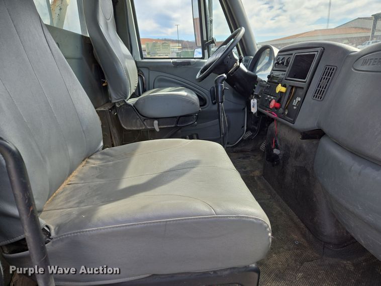 image for item DS5345 2007 International 7500 digger derrick truck