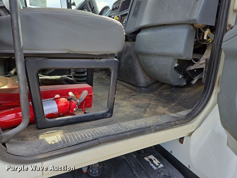 image for item DS5345 2007 International 7500 digger derrick truck