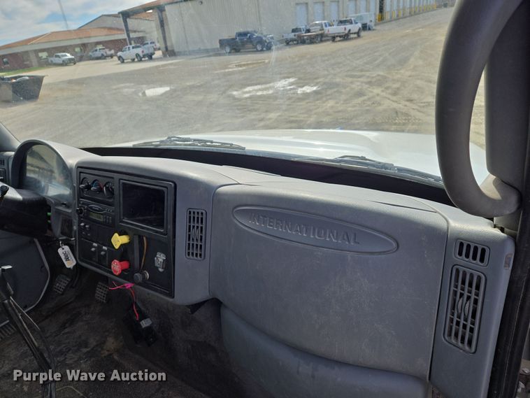 image for item DS5345 2007 International 7500 digger derrick truck