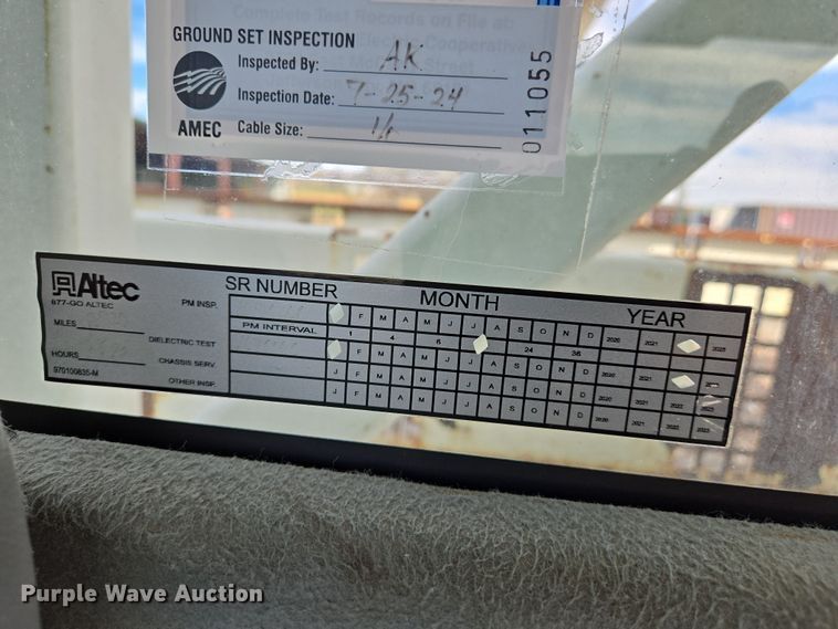 image for item DS5345 2007 International 7500 digger derrick truck