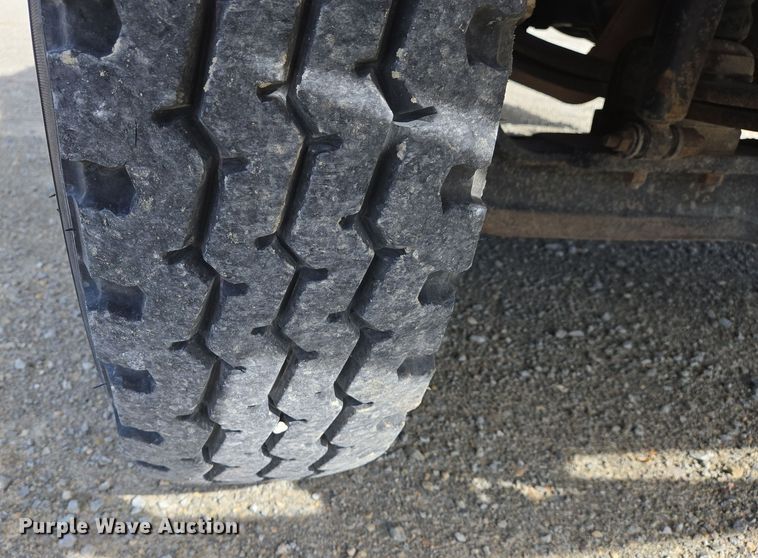 image for item DS5345 2007 International 7500 digger derrick truck