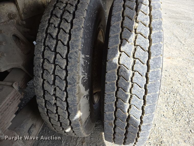 image for item DS5345 2007 International 7500 digger derrick truck