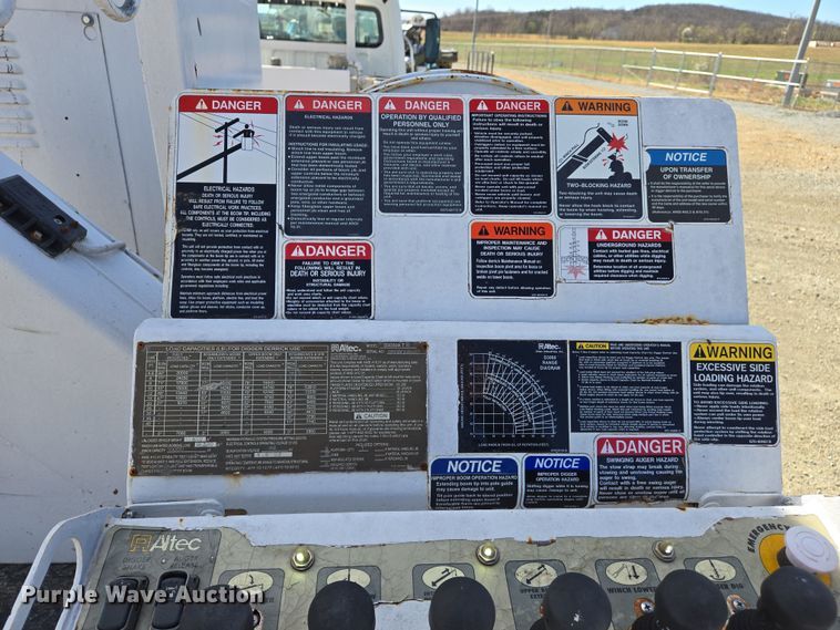 image for item DS5346 2009 Freightliner Business Class M2 digger derrick truck