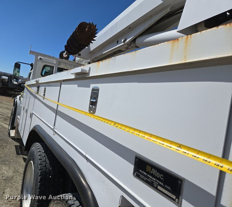 image for item DS5346 2009 Freightliner Business Class M2 digger derrick truck