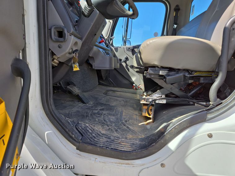 image for item DS5346 2009 Freightliner Business Class M2 digger derrick truck