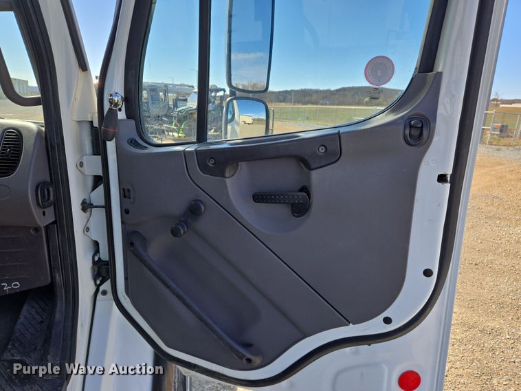 image for item DS5346 2009 Freightliner Business Class M2 digger derrick truck