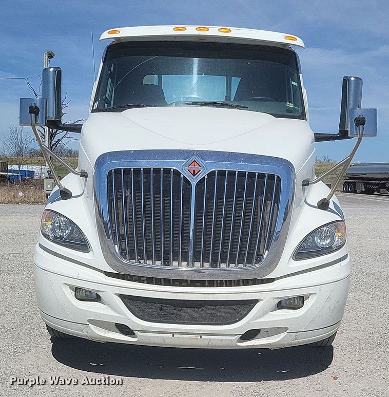 image for item DS5352 2019 International RH613 semi truck