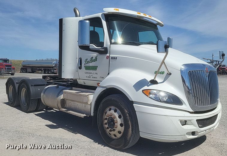 image for item DS5352 2019 International RH613 semi truck