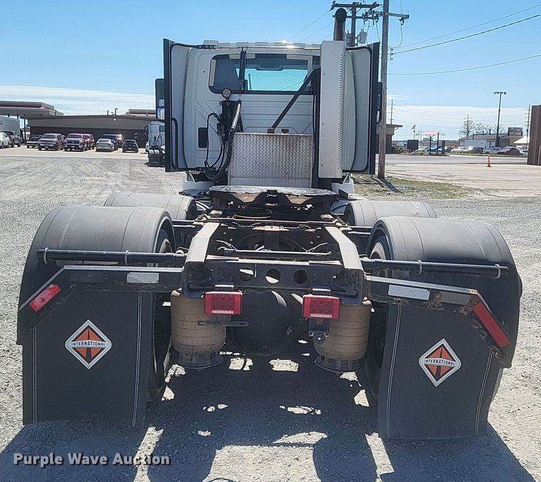 image for item DS5352 2019 International RH613 semi truck