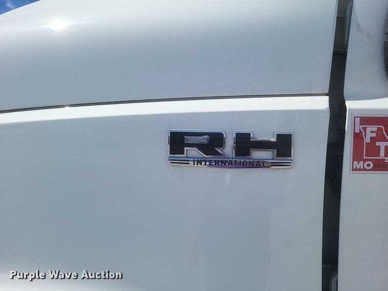 image for item DS5352 2019 International RH613 semi truck