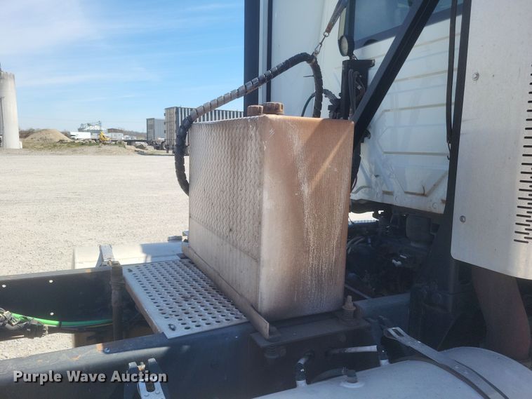 image for item DS5352 2019 International RH613 semi truck