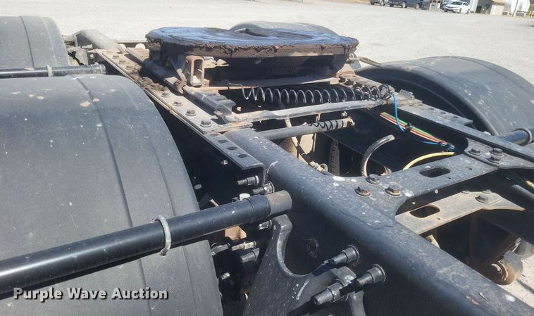 image for item DS5352 2019 International RH613 semi truck