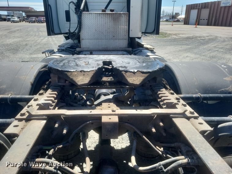 image for item DS5352 2019 International RH613 semi truck