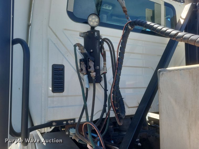 image for item DS5352 2019 International RH613 semi truck