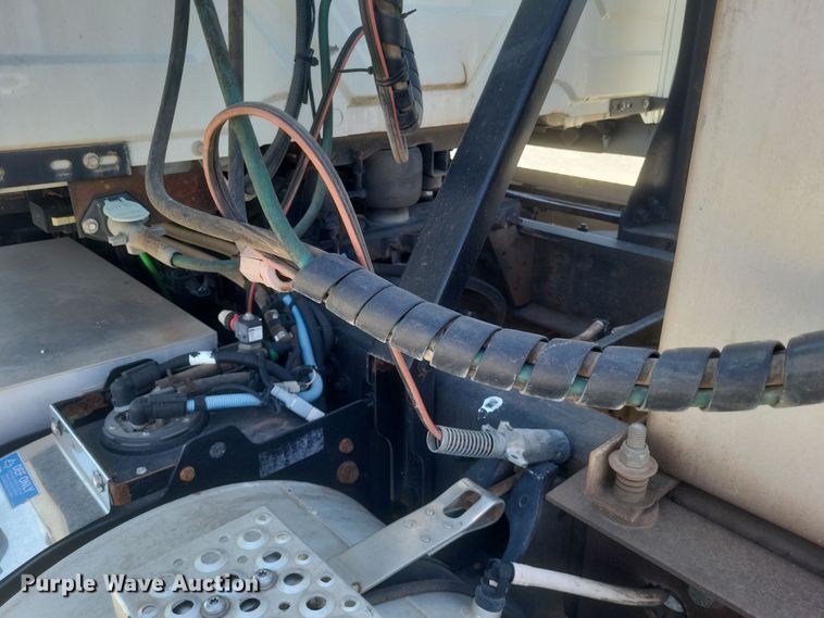 image for item DS5352 2019 International RH613 semi truck