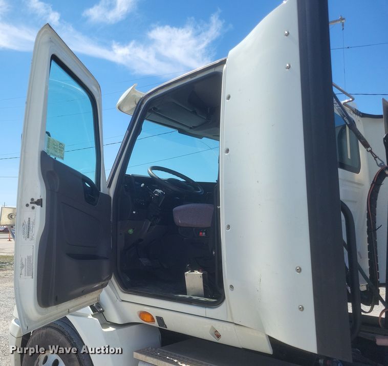 image for item DS5352 2019 International RH613 semi truck