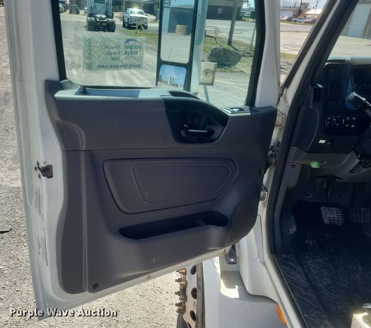 image for item DS5352 2019 International RH613 semi truck