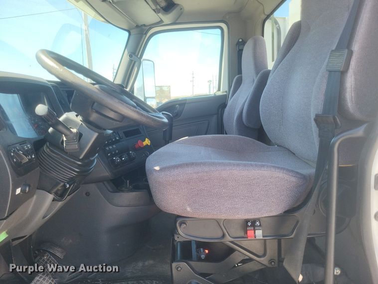 image for item DS5352 2019 International RH613 semi truck